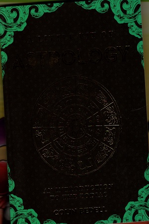 [9781454938743] A Little Bit Of Astrology